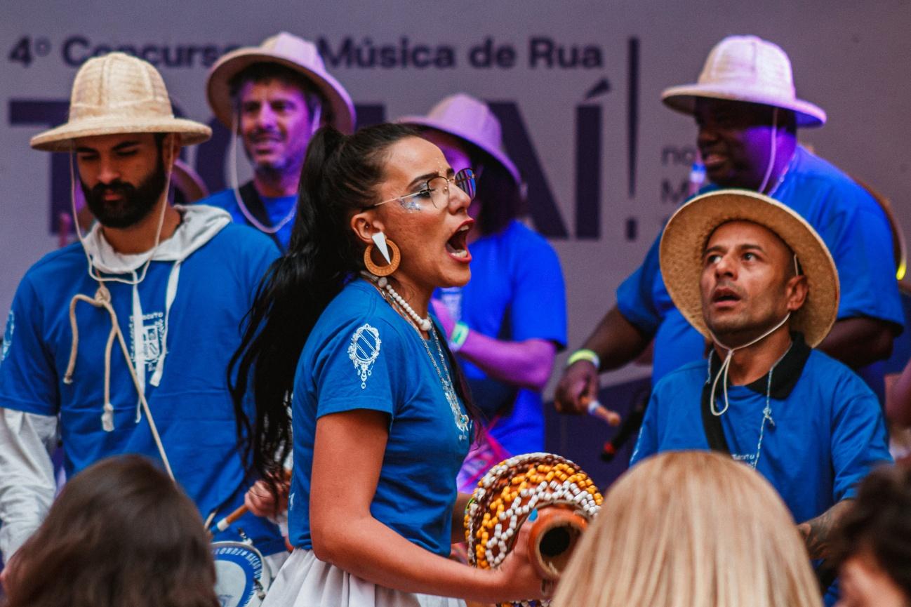 Grupo de pessoas fantasiadas
O conteúdo gerado por IA pode estar incorreto.
